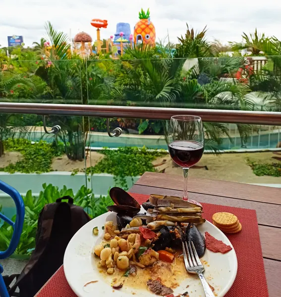 comida en restaurante Nick Bistro Aqua Nick 2024