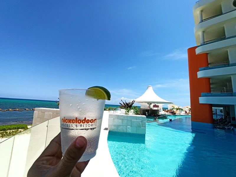 hotel nickelodeon alberca bar